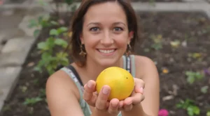 Pourquoi planter un citron moisi dans votre jardin réserve en réalité de belles surprises